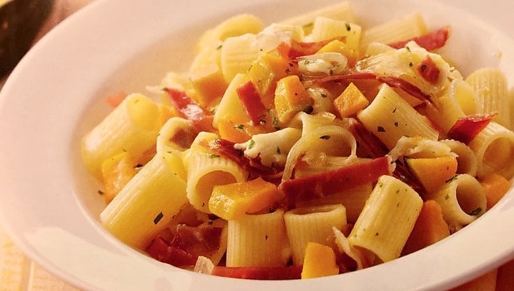 Mezze maniche con zucca, prosciutto e scamorza
