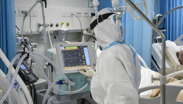 Emergenza Covid, battaglia su Napoli: gli 007 del ministero setacciano le corsie