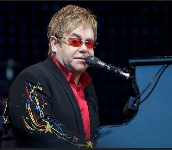 Il cantante inglese Elton John
