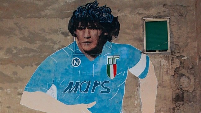 Il Napoli: "Per sempre, ciao Diego"<br /><br /><a href="https://napoli.repubblica.it/cronaca/2020/11/25/news/maradona_i_quartieri_spagnoli_si_tingono_di_azzurro-275788827/?ref=RHTP-BH-I275780889-P2-S9-T1">Lutto cittadino. Luci accese al San Paolo, i Quartieri si tingono di azzurro</a> <em class="author">di Anna Laura de Rosa</em>