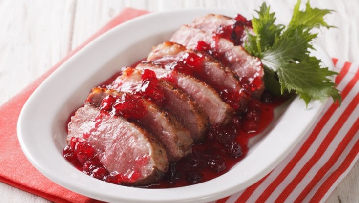Petto d'anatra con salsa di ribes rosso