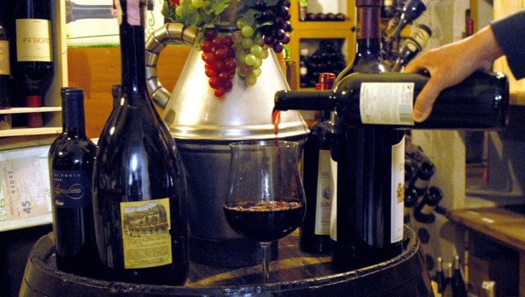 Barolo, Amarone, Chianti: le bottiglie doc e docg in pegno a Intesa in cambio di liquidità per superare la crisi Covid