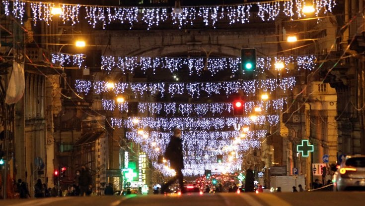 Stretta anti-Covid a Natale, il calendario del governo: "Italia zona rossa nei festivi e prefestivi almeno fino al 3 gennaio"