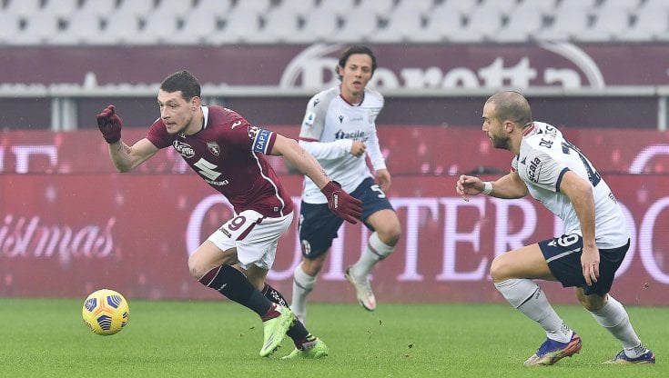 Belotti prova a sfuggire al controllo di De Silvestri