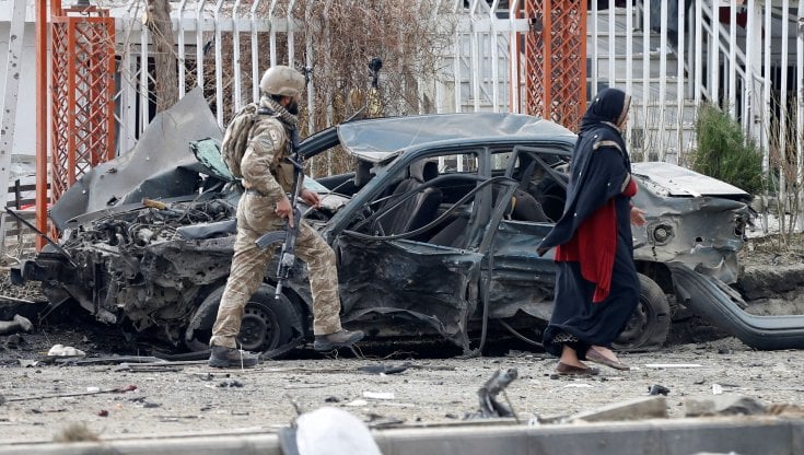 Un'auto danneggiata sul luogo dell'attentato a Kabul
