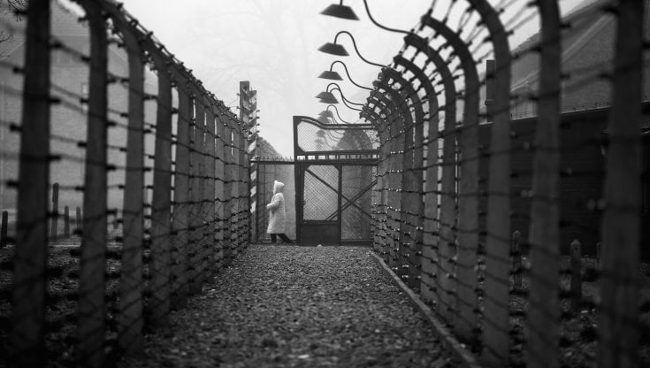 Il recinto di filo spinato intorno al campo di concentramento di Auschwitz