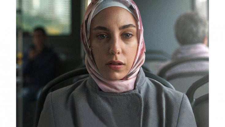 L&rsquo;attrice &Ouml;yk&uuml; Karayel, protagonista della serie Ethos, nella quale interpreta il ruolo di Meryem