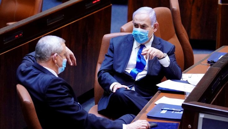 Il primo ministro israeliano Benjamin Netanyahu con Benny Gantz del partito centrista Blu e Bianco