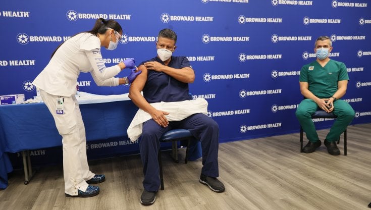 Coronavirus nel mondo, partiti dalla Pfizer i tir con i vaccini. Macron è uscito dall'isolamento. Negli Usa un milione di vaccinati
