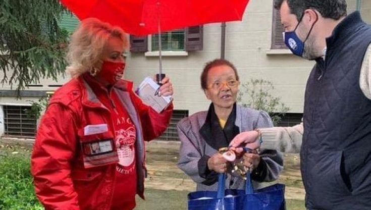La foto postata su Facebook da Salvini e ripresa da Miki Tibello Secondo, figlio della signora a cui il leader leghista ha donato la busta