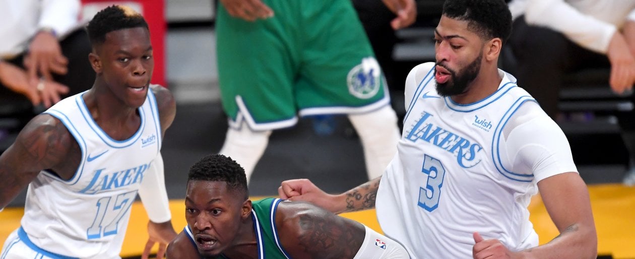 Una fase della sfida da Lakers e Mavs