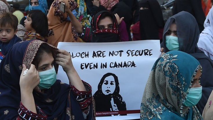Proteste a Karachi dopo la notizia della morte dell'attivista Karima Baloch