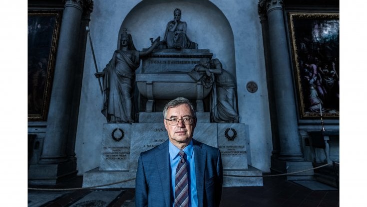 Lo storico Alessandro Barbero davanti al cenotafio di Dante in Santa Croce (Luigi Narici/ Agf)
