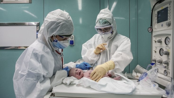 Un neonato nell'ospedale Filippo Del Ponte di Varese (Andrea Carrubba)