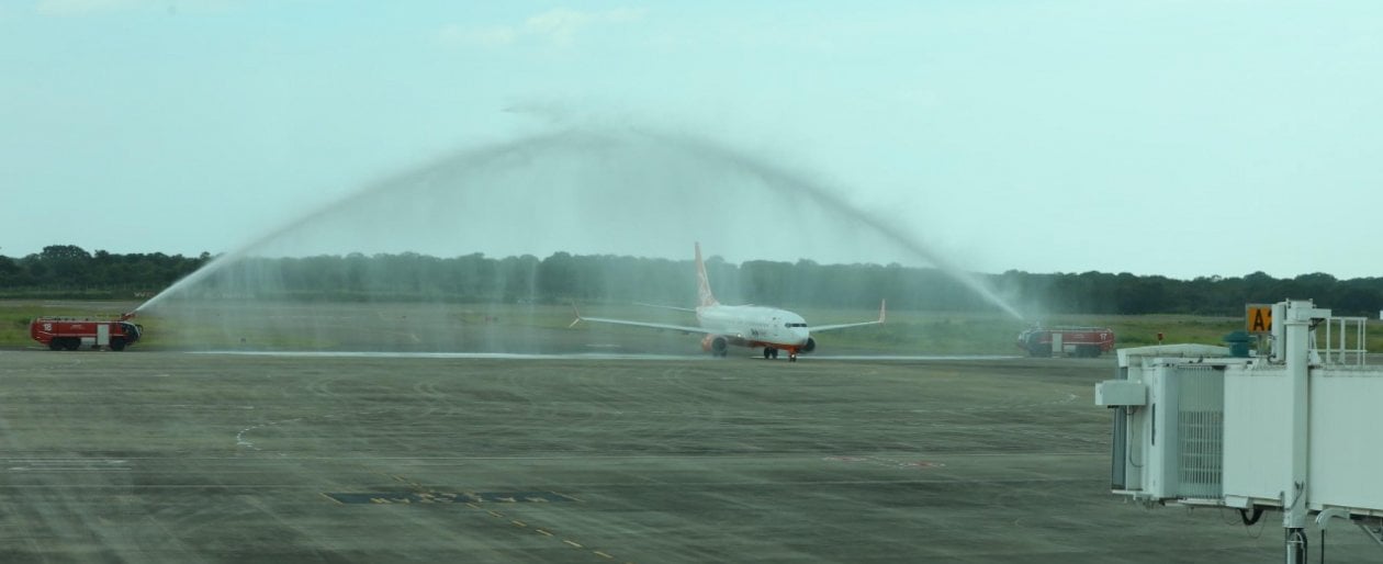 L'arrivo dell'aereo della compagnia low cost ucraina SkyUp nell'aeroporto internazionale di Mattala, 250 km a Sud di Colombo