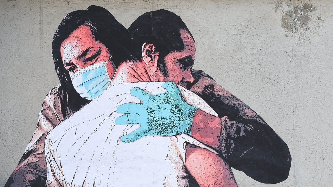 L&rsquo;abbraccio di Harry Greb sul muro di cinta dell&rsquo;Ospedale Spallanzani di Roma (Archivio Marilla Sicilia / Mondadori)&nbsp;
