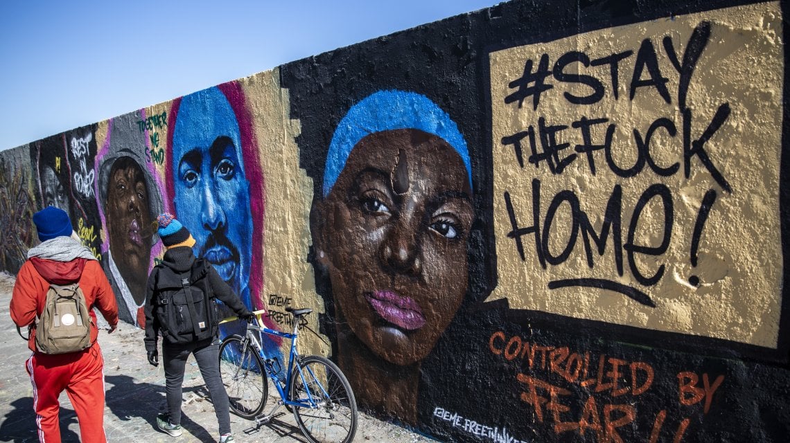 #Stay the Fuck Home! al Mauerpark di Berlino (Maja Hitij/Getty Images)&nbsp;
