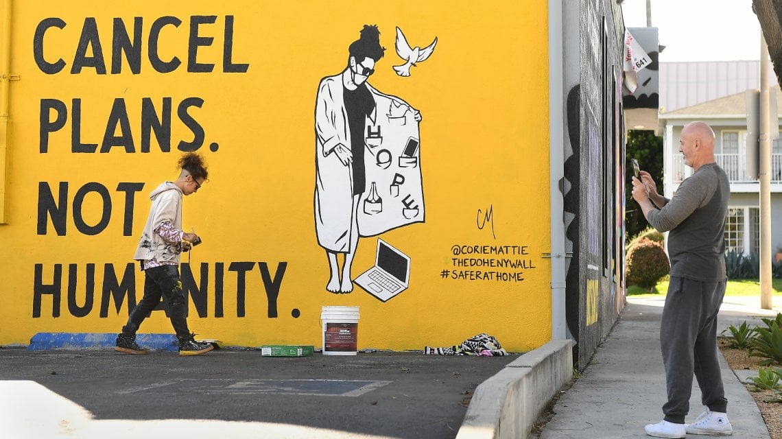 Cancel Plans, Not Humanity di Corie Mattie a Los Angeles (Wally Skalij/ Los Angeles Times via Getty Images)