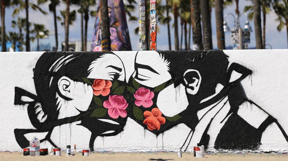 Il bacio schermato dipinto da Pony Wave a Venice Beach, Los Angeles (Mario Tama/ Getty Images)&nbsp;