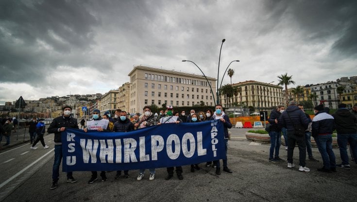 Cassa Covid alla Whirlpool, ma la fabbrica non vede il futuro. Calendario fotografico per la lotta degli operai