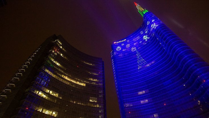 Il palazzo di Unicredit a Milano Porta Nuova illuminato di blu