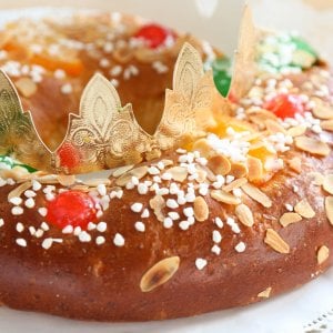 Focacce, torte... e carbone: giro del mondo con i dolci della Befana 