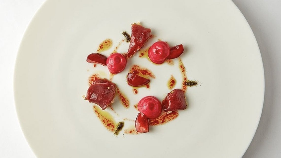 Colombaccio crudo, rape rosse&amp;liquirizia, ciliegie ghiacciate, lavanda, dal Menu Lab 2020&nbsp;