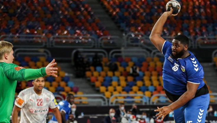 Gauthier Mvumbi in azione durante la sfida contro la Danimarca ai Mondiali