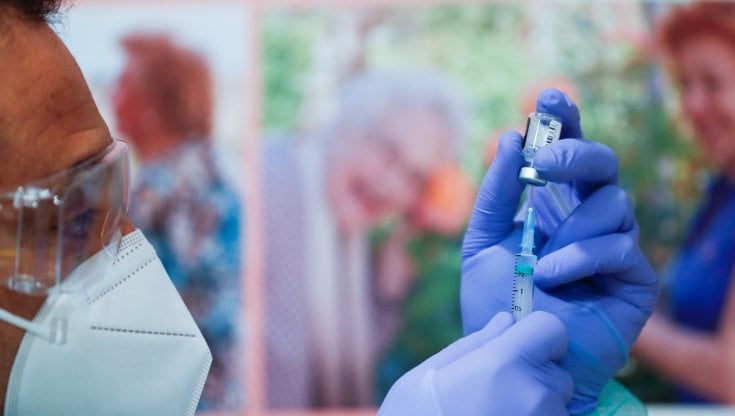 Vaccini, l'Europa vuole sapere se quelli destinati ai paesi Ue sono finiti altrove