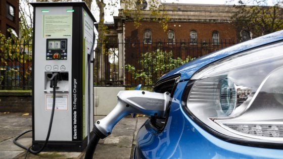 Auto elettrica, quanto mi piaci. Preoccupa però la carenza delle colonnine di ricarica