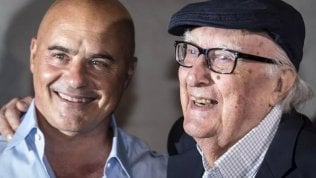 <a href="https://video.repubblica.it/spettacoli-e-cultura/luca-zingaretti-legge-la-forma-dell-acqua-di-andrea-camilleri/368009/368591?video">La lettura di Zingaretti per ricordare il maestro e l'amico</a>