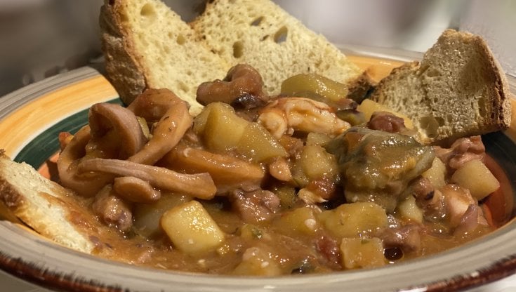 Polpi e calamari con patate e carciofi 