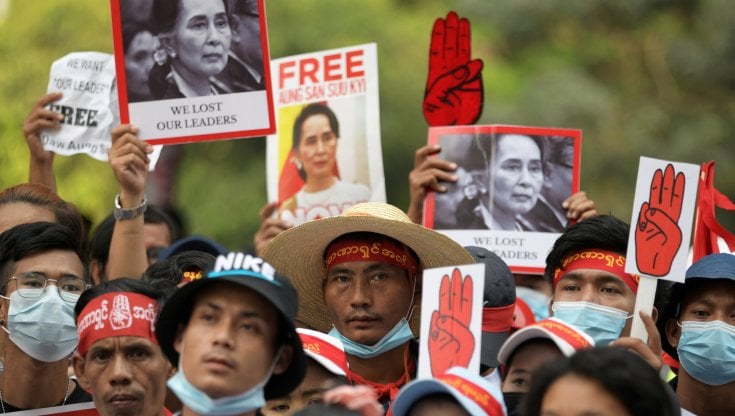 Proteste in Myanmar a sostegno di Aung San Suu Kyi arrestata durante il golpe in Birmania