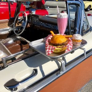 Dalle cameriere sui pattini a oggi, i 100 anni dei drive-in del cibo