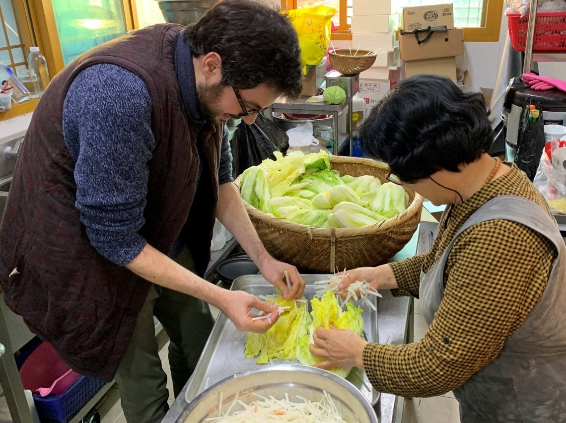 Ferrari prepara il kimchi con la sua mentore di hansik (cucina coreana) Paik JonWon