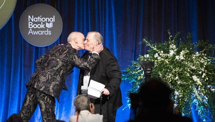 Edmund White premiato dal regista John Waters (a sinistra) durante la cerimonia dei National Book Awards del 2019&nbsp; (Karsten Moran/ The New York Times)