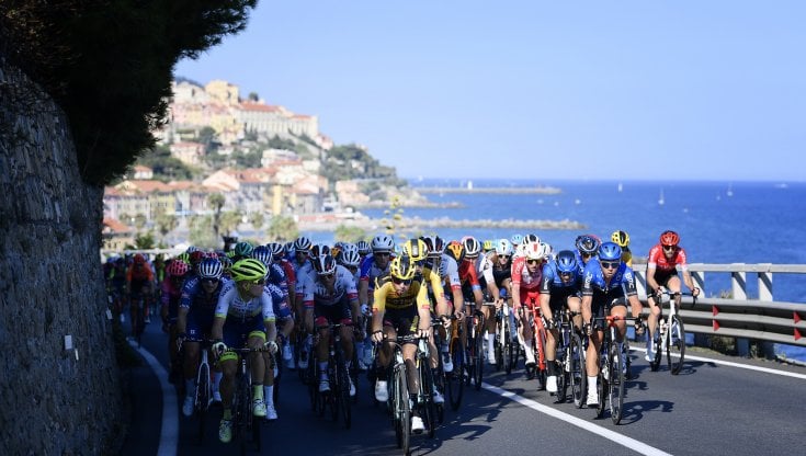 Ciclismo, riecco la Milano-Sanremo tradizionale: un tris d'assi per la vittoria