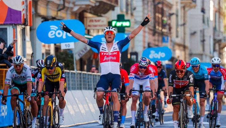 Jasper Stuyven esulta sul traguardo di Sanremo