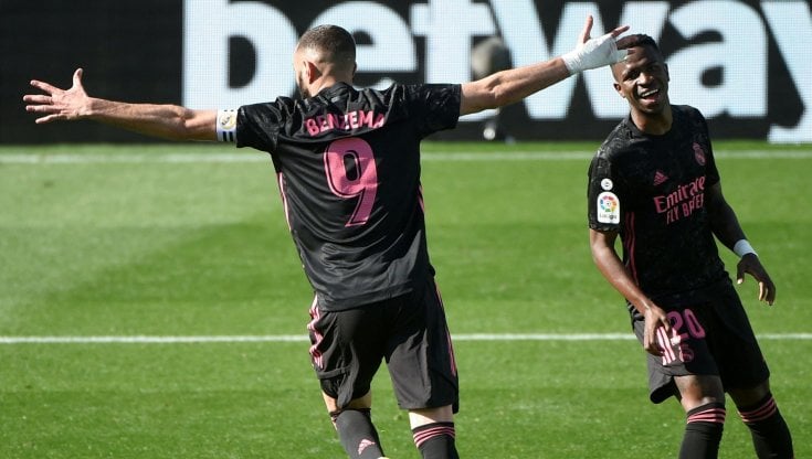 Benzema esulta