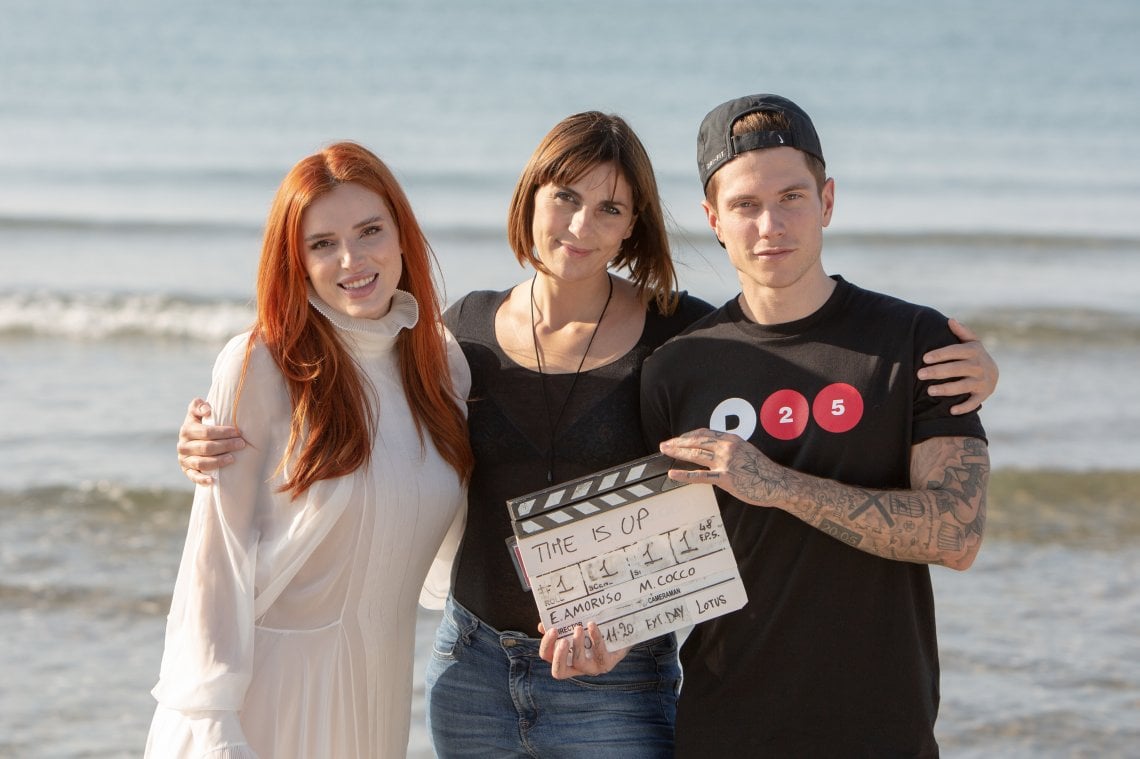 La regista Elisa Amoruso tra Bella Thorne e Benji sul set di 'Time is up'&nbsp; girato in Italia