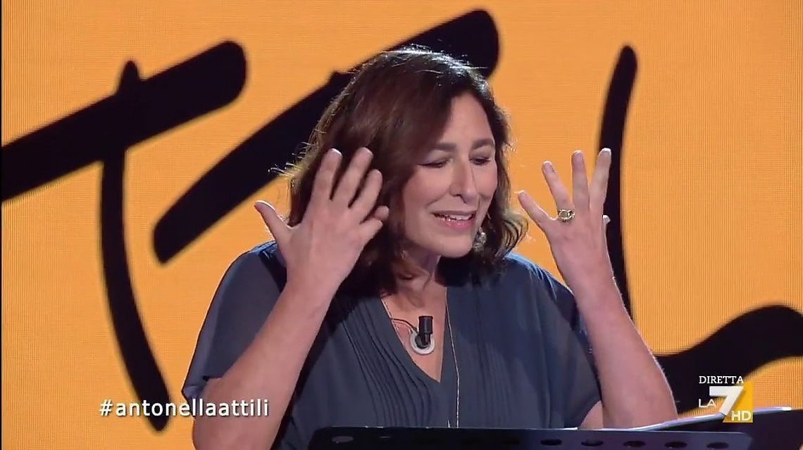 Antonella Attili durante uno dei suoi monologhi a 'Propaganda Live', su La7. In alto, nella serie 'M&agrave;kari', in onda su Rai 1