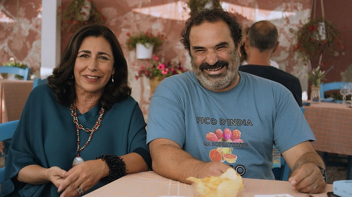 L'attrice sul set di 'M&agrave;kari' con Domenico Centamore 