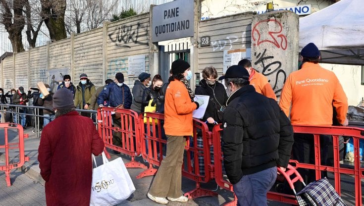 Milano, le code per un pasto caldo davanti alla sede dell'associazione Pane Quotidiano