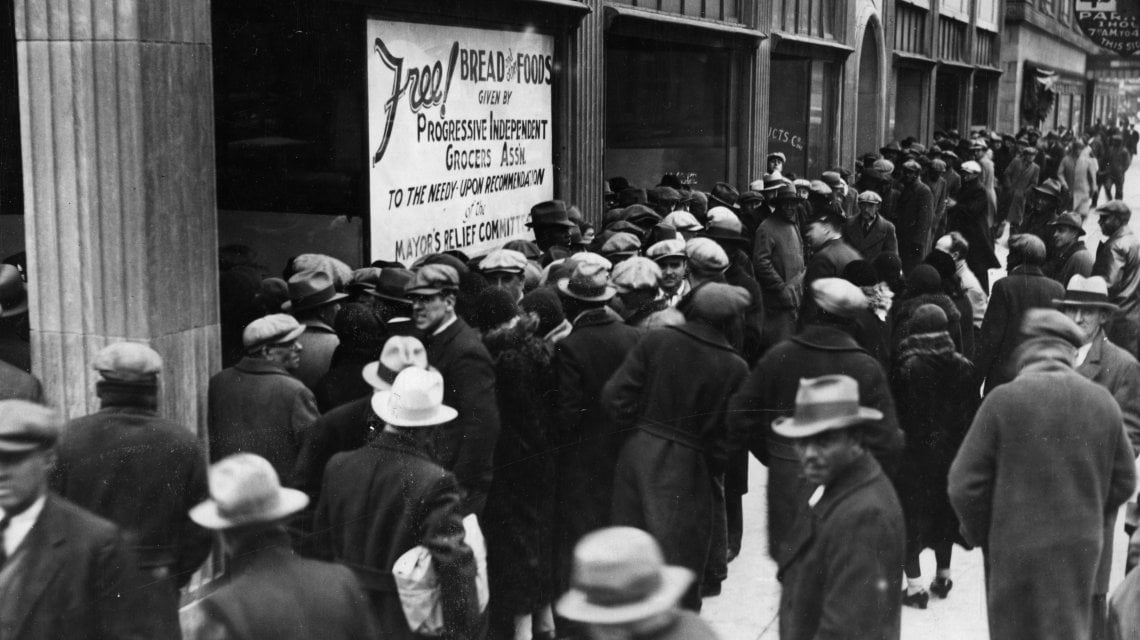 Le code davanti a un negozio di alimentari a New York durante la grande crisi del 1929