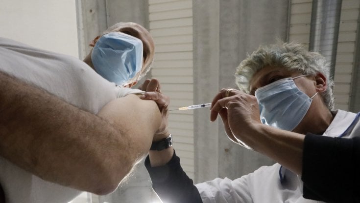 Vaccini, dalla Campania a Padova ancora rinunce per AstraZeneca. E scoppia il caso prenotazioni