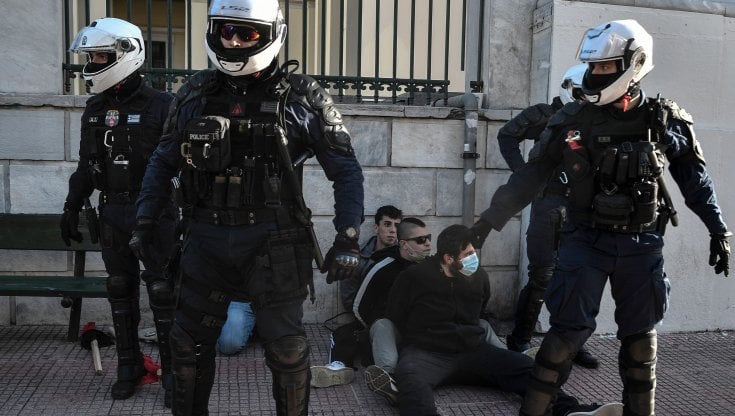 Arresti negli scontri tra agenti e universitari ad Atene, il 10 febbraio scorso (Louisa Gouliamak/ Getty Images)