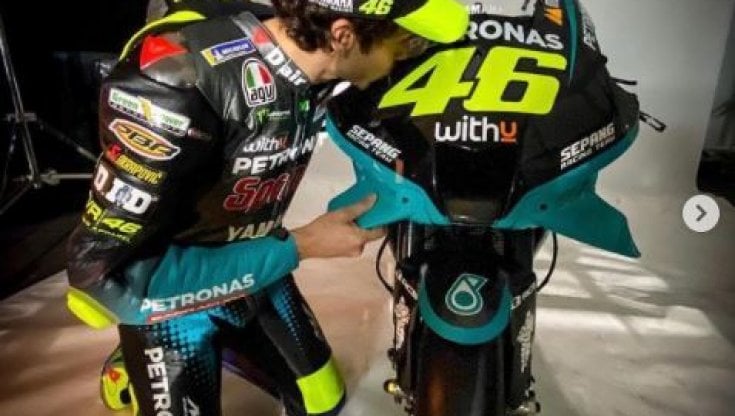 Valentino Rossi bacia la sua nuova Yamaha (Instagram motogp)