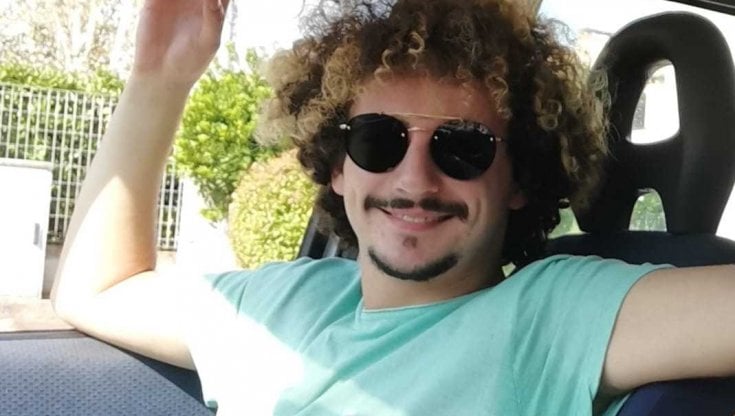Rider si ferisce gravemente mentre consegna pizze: gli amici si mobilitano per pagargli l'intervento alla schiena