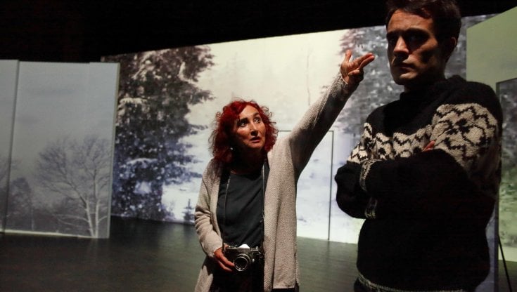 Una scena de L'acrobata, con Cristina Crippa e Alessandro Bruni