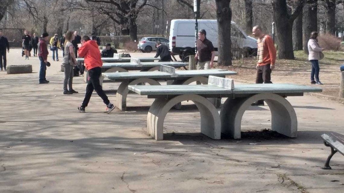 Al parco tante persone senza mascherina